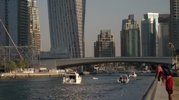 Barcos Navegando Hacia Dubai Marina — Vídeo de stock