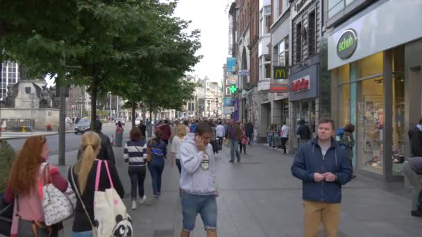 Ein Belebter Bürgersteig Mit Geschäften — Stockvideo