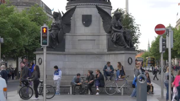 Pessoas Sentadas Pedestal Monumental — Vídeo de Stock