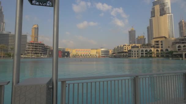 Dubai Mall Gezien Vanaf Overkant Van Het Meer — Stockvideo