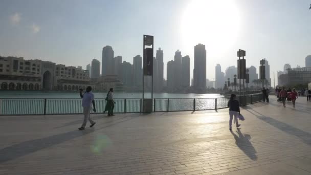 두바이 시내의 물가에 관광객들 — 비디오