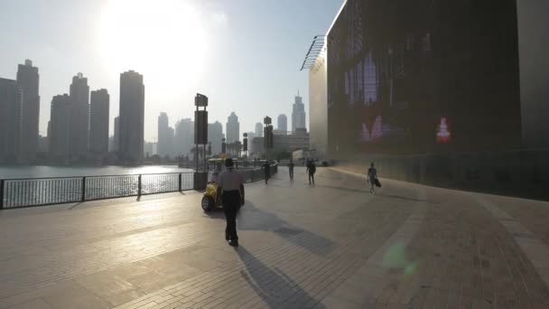 Скайскреперс Через Озеро Дубаї — стокове відео