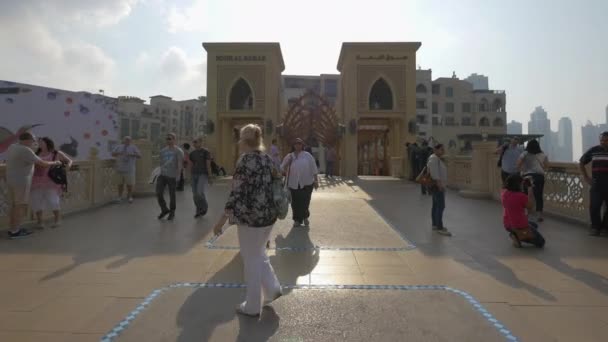 Turisti Che Camminano Sul Ponte Souk Bahar — Video Stock