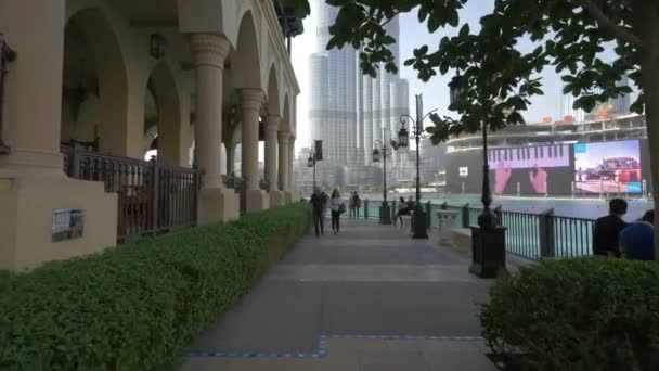 Turistas Caminando Relajándose Largo Orilla Del Lago — Vídeo de stock