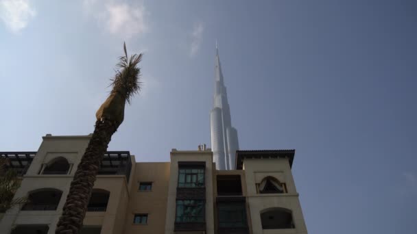 Niedriger Winkel Des Burj Khalifa Und Ein Hotel — Stockvideo