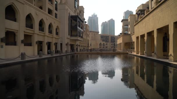 Souk Bahar购物中心附近的游泳池 — 图库视频影像