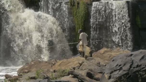 14の滝で釣りをする男 — ストック動画