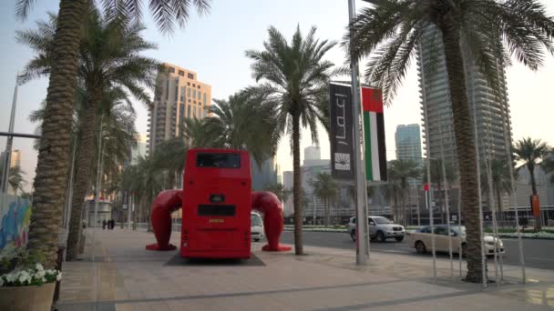 Bus Merah Yang Diparkir Jalan — Stok Video
