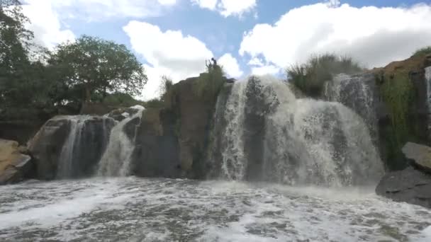 Hombre Saltando Desde Cima Las Catorce Cataratas — Vídeos de Stock