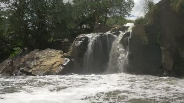 Adam Şelaleden Suya Atlıyor — Stok video