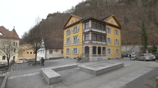 Budova Poloroubenými Balkóny Vaduzu — Stock video