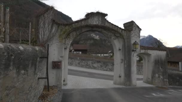 Berg Sett Genom Den Välvda Porten Vaduz — Stockvideo