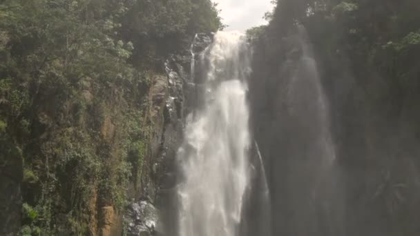 Inclinazione Verso Basso Vista Una Cascata — Video Stock