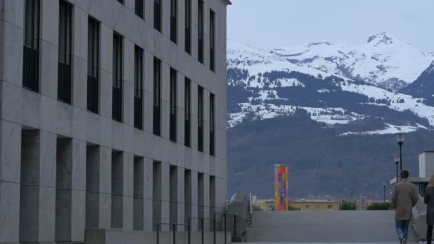 Vaduz的一座现代建筑旁边走过的人 — 图库视频影像
