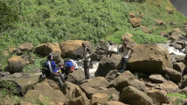 Afrikanische Teenager Sitzen Auf Felsen — Stockvideo