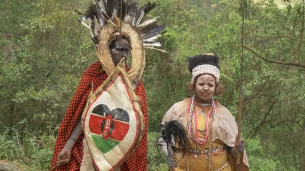 Кенийская Пара Традиционных Костюмах — стоковое видео