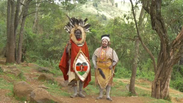 Hombre Vestido Blanco Con Una Espada Bosque — Vídeos de Stock