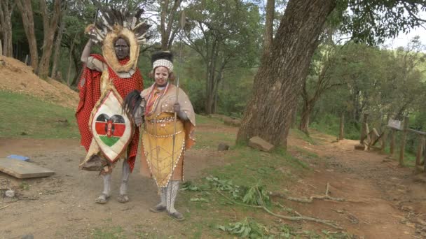 Man Vrouw Traditionele Kostuums Kenia — Stockvideo