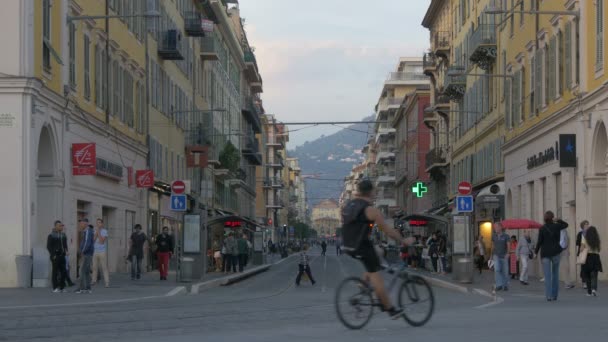 Vie Urbaine Dans Une Rue Avec Des Voies Tramway — Video