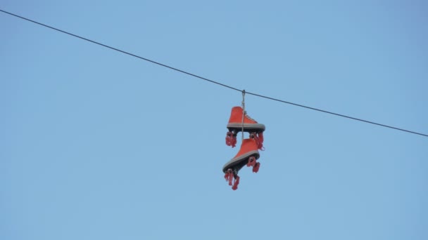 Rullskridskor Hängande Från Kabel — Stockvideo