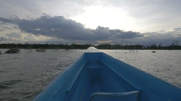 Barco Flotando Lago — Vídeos de Stock