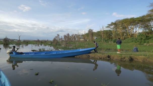 Африканцы Возле Синей Лодки — стоковое видео
