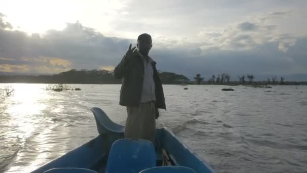 Man Navigerar Sjön Naivasha — Stockvideo