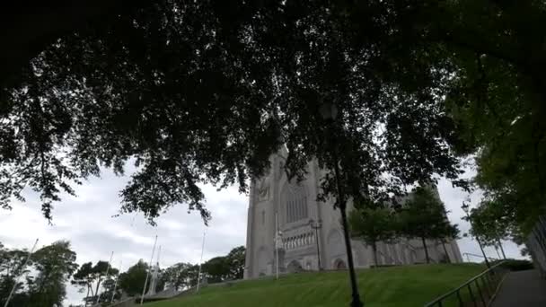 Kerk Gezien Achter Bomen — Stockvideo