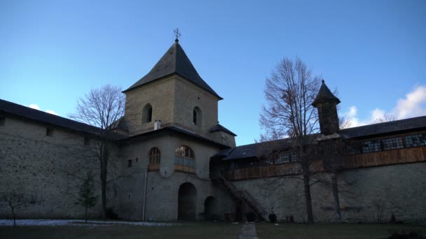 Turm Der Steinmauer Des Sucevita Klosters — Stockvideo