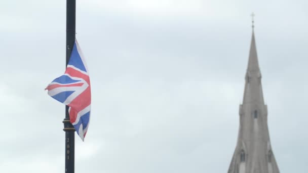 イギリスの手を振って旗と尖塔 — ストック動画
