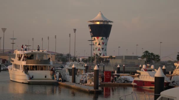 Группа Туристов Сошедших Лодки Абу Даби — стоковое видео