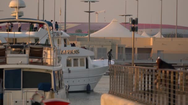 Empros Barco Flotando Abu Dhabi — Vídeos de Stock