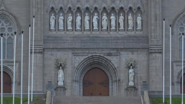 Kilisenin Cephesinde Kemerli Kapı Heykeller — Stok video
