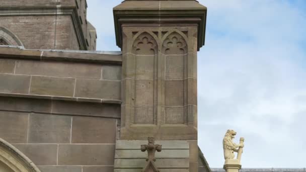 中世纪教堂的雕塑和炮塔 — 图库视频影像