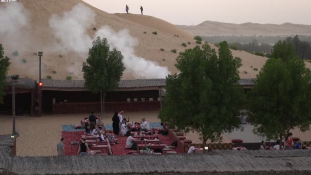 Gente Relajándose Restaurante Desierto — Vídeo de stock