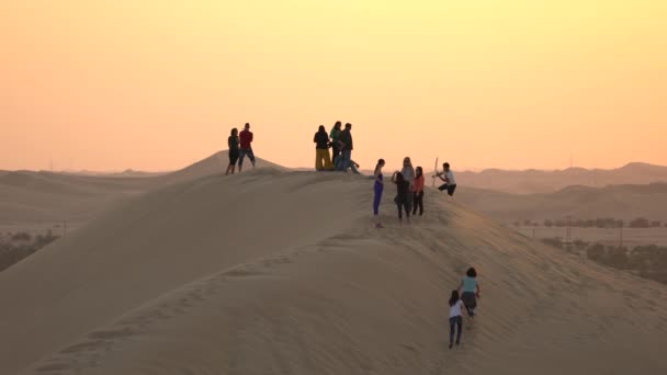 Oamenii Din Vârful Unei Dune — Videoclip de stoc