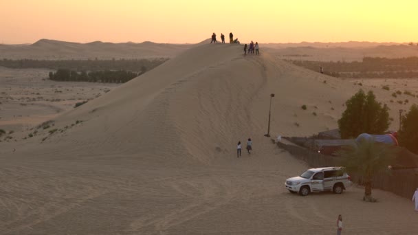 Menschen Der Wüste Bei Sonnenuntergang — Stockvideo