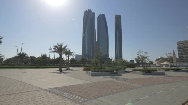 Etihad Towers Vanaf Een Park Abu Dhabi — Stockvideo