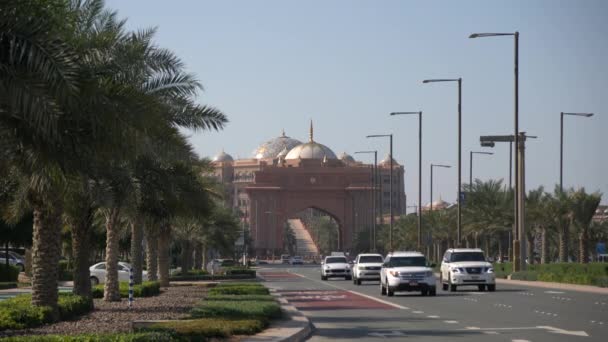 Vezetés Közel Emirates Palace Abu Dhabi — Stock videók