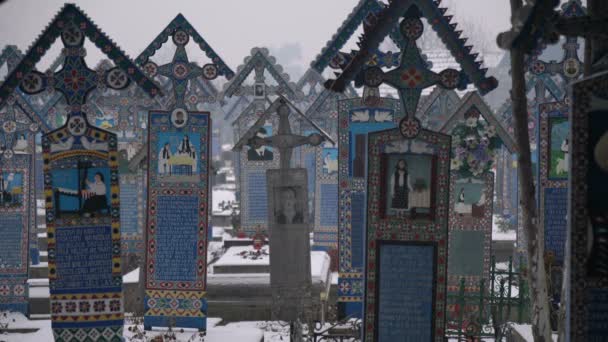 Красочные Надгробия Веселом Кладбище — стоковое видео
