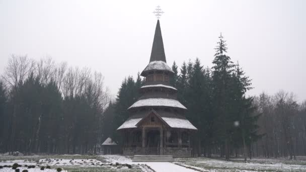 Träbyggnad Vid Peri Kloster — Stockvideo