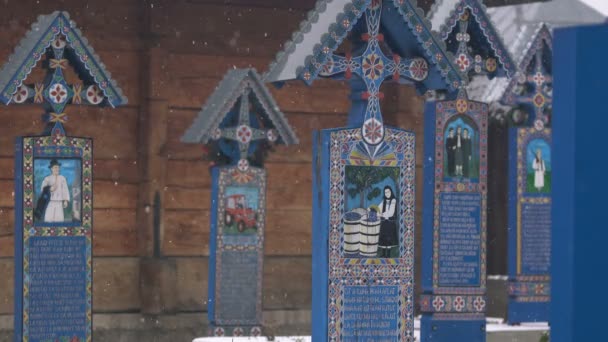 Cruces Tumbas Cementerio Merry Sapanta — Vídeo de stock