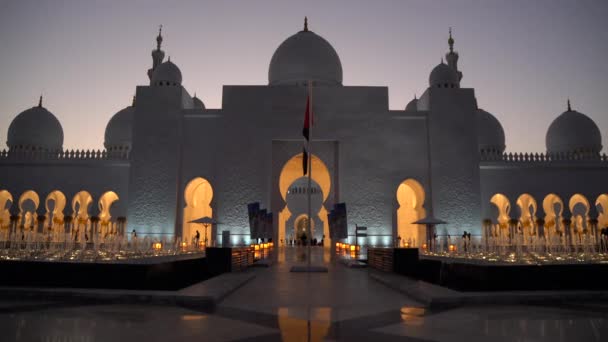 Фонтаны Перед Большой Мечетью Шейха Зайда — стоковое видео