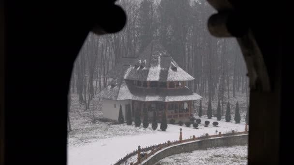 Byggnad Sedd Från Ett Fönster Snöfall — Stockvideo