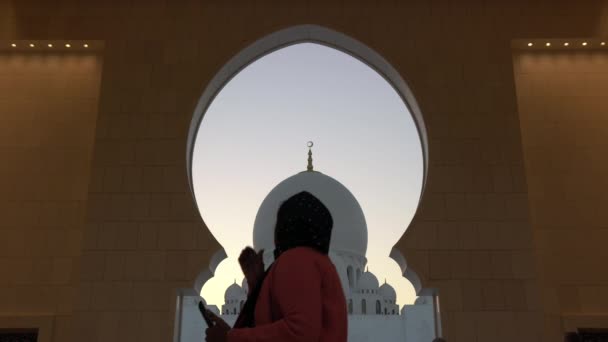 Vrouw Sheikh Zayed Grand Mosque — Stockvideo
