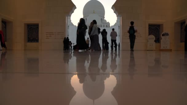 People Visiting Sheikh Zayed Grand Mosque Abu Dhabi — 图库视频影像