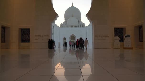 Visitando Grande Mesquita Xeque Zayed Abu Dhabi — Vídeo de Stock