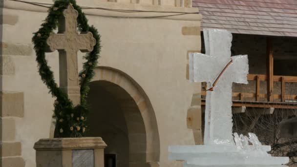 プーナ修道院の木と氷の十字架 — ストック動画