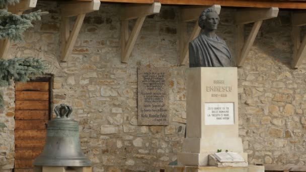 Statue Von Mihai Eminescu Putna Kloster — Stockvideo