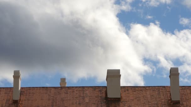 屋根の上の雲 — ストック動画